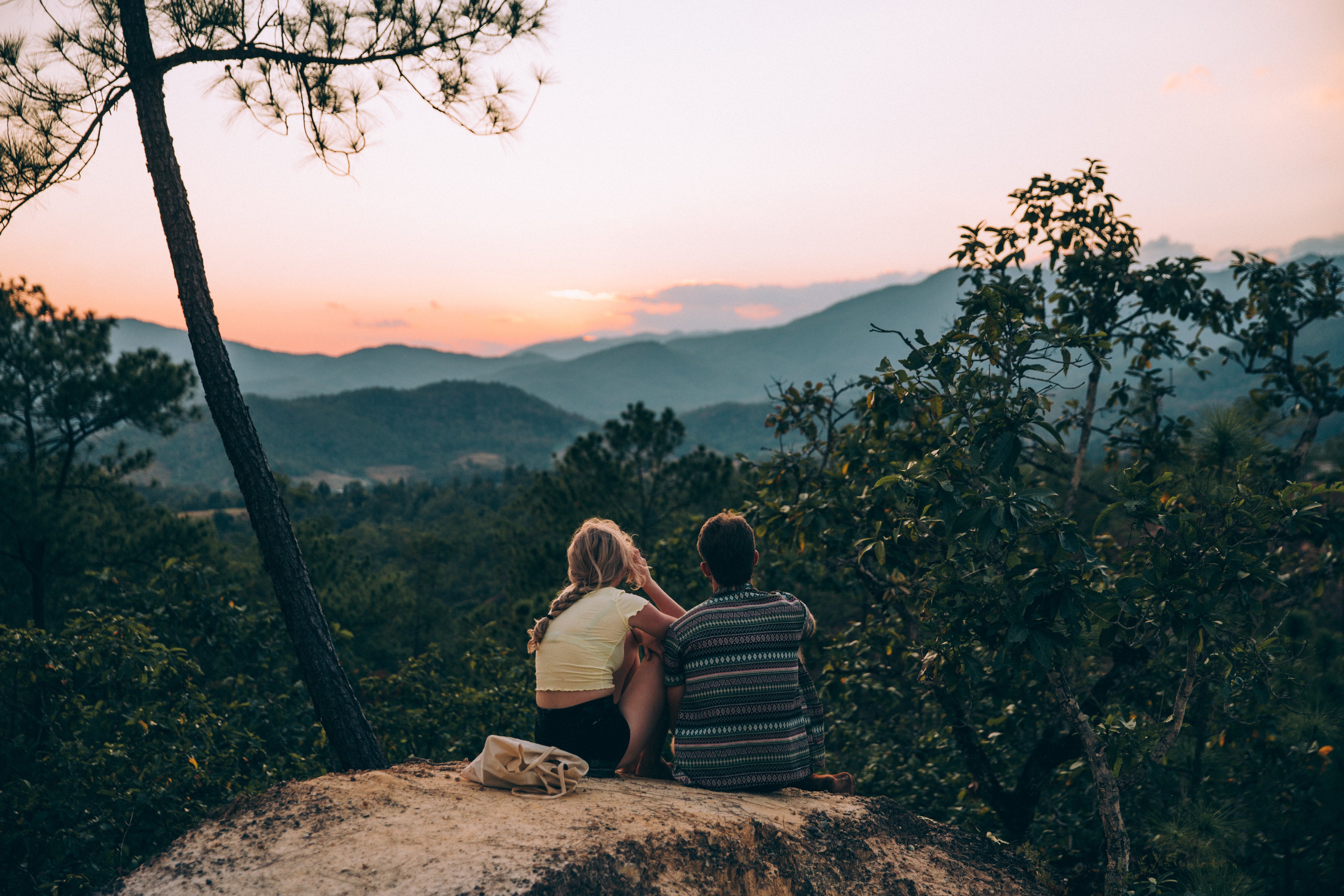 files/couple-quietly-soak-in-the-view.jpg